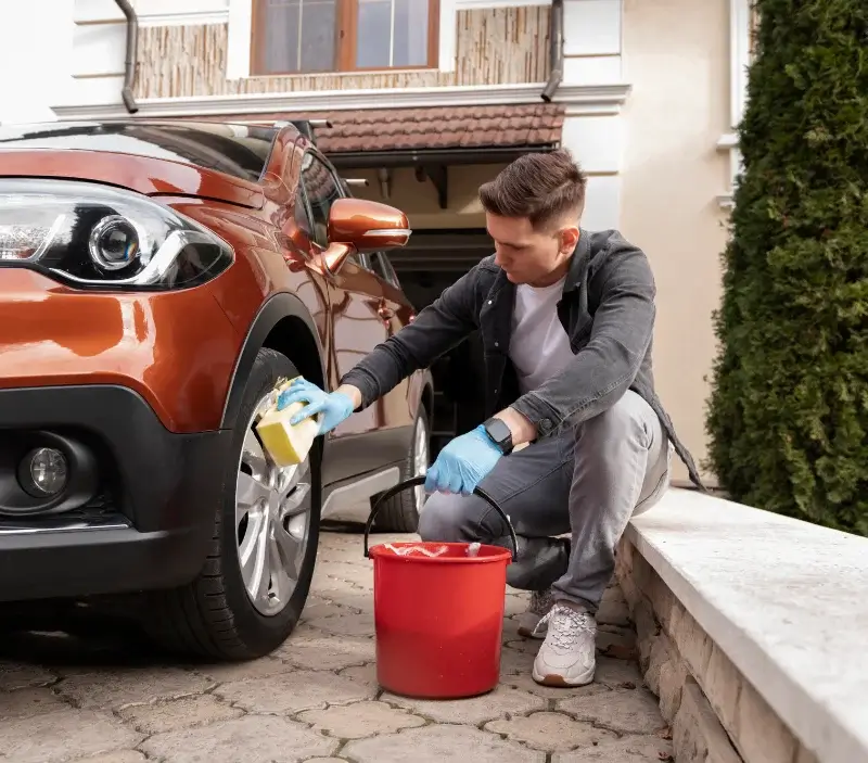 Lavage auto à domicile Saint-Quentin-la-Chabanne : professionnel intervenant sur un véhicule
